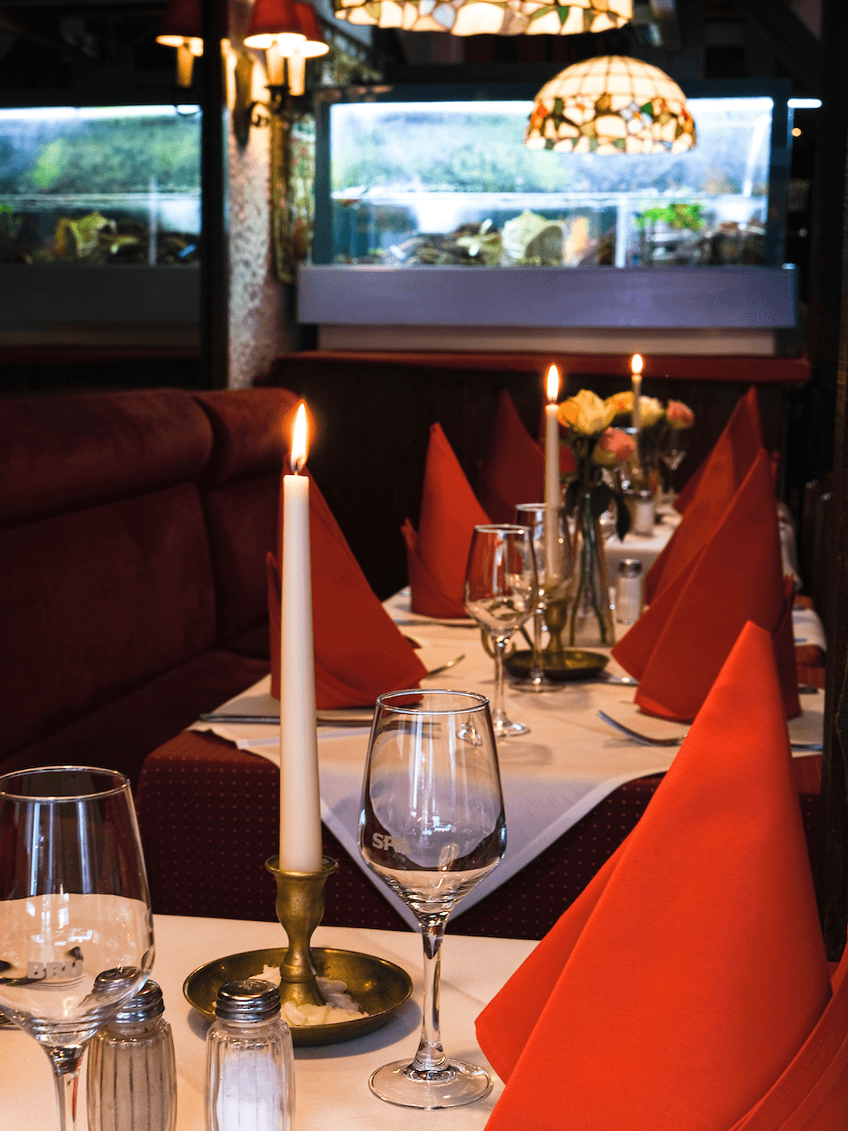 Salle The Lobster House, table dressée et vivier à homards