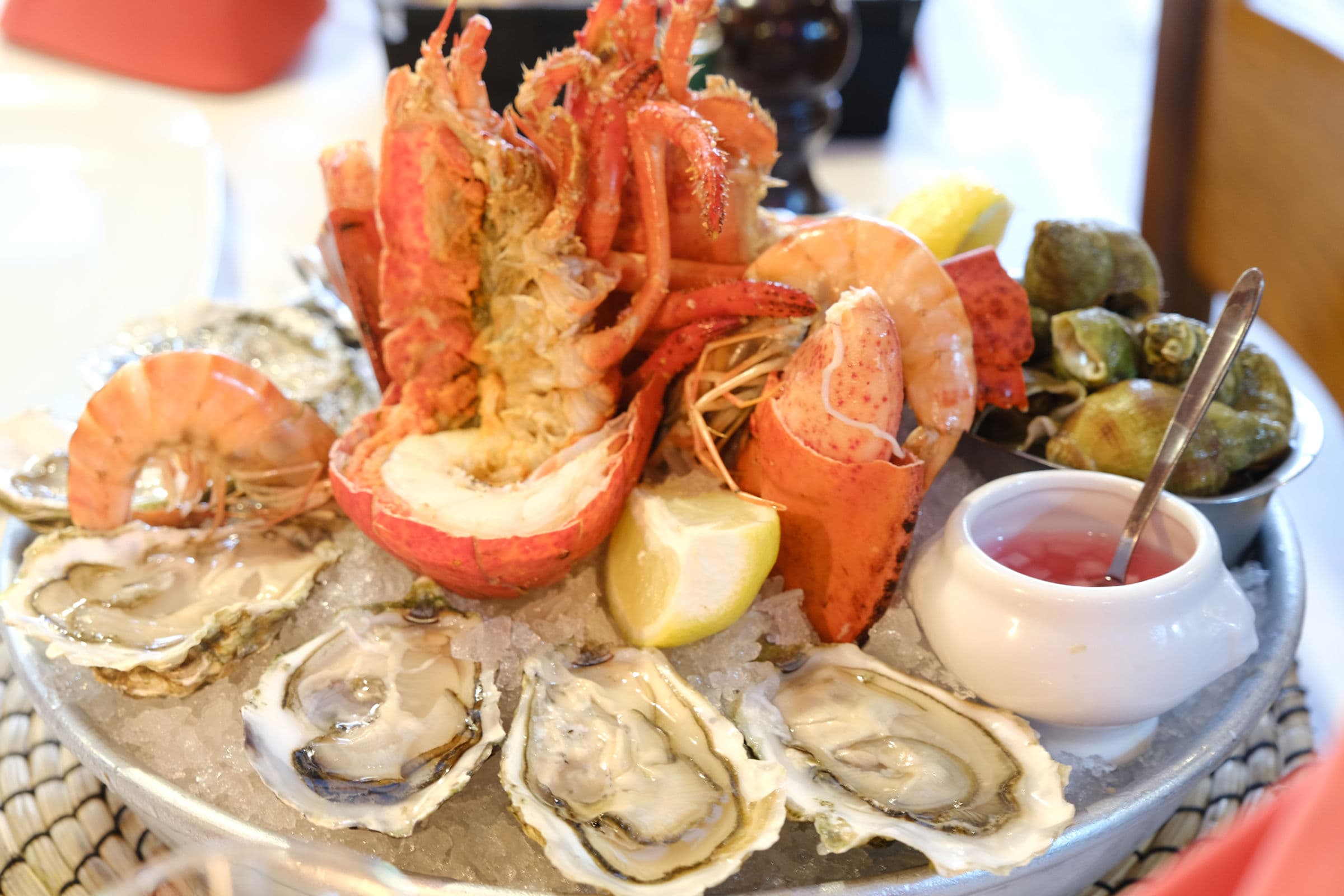 Plateau de fruits de mer sur glace avec homard et huîtres