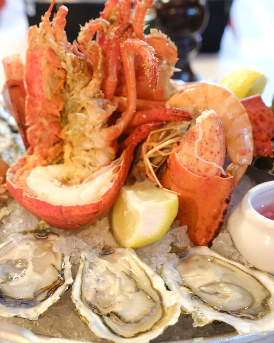 Plateau de fruits de mer sur glace avec homard et huîtres